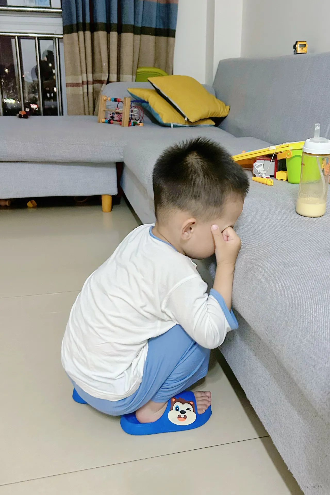 果果拉屎喜欢蒙着眼睛，为什么？