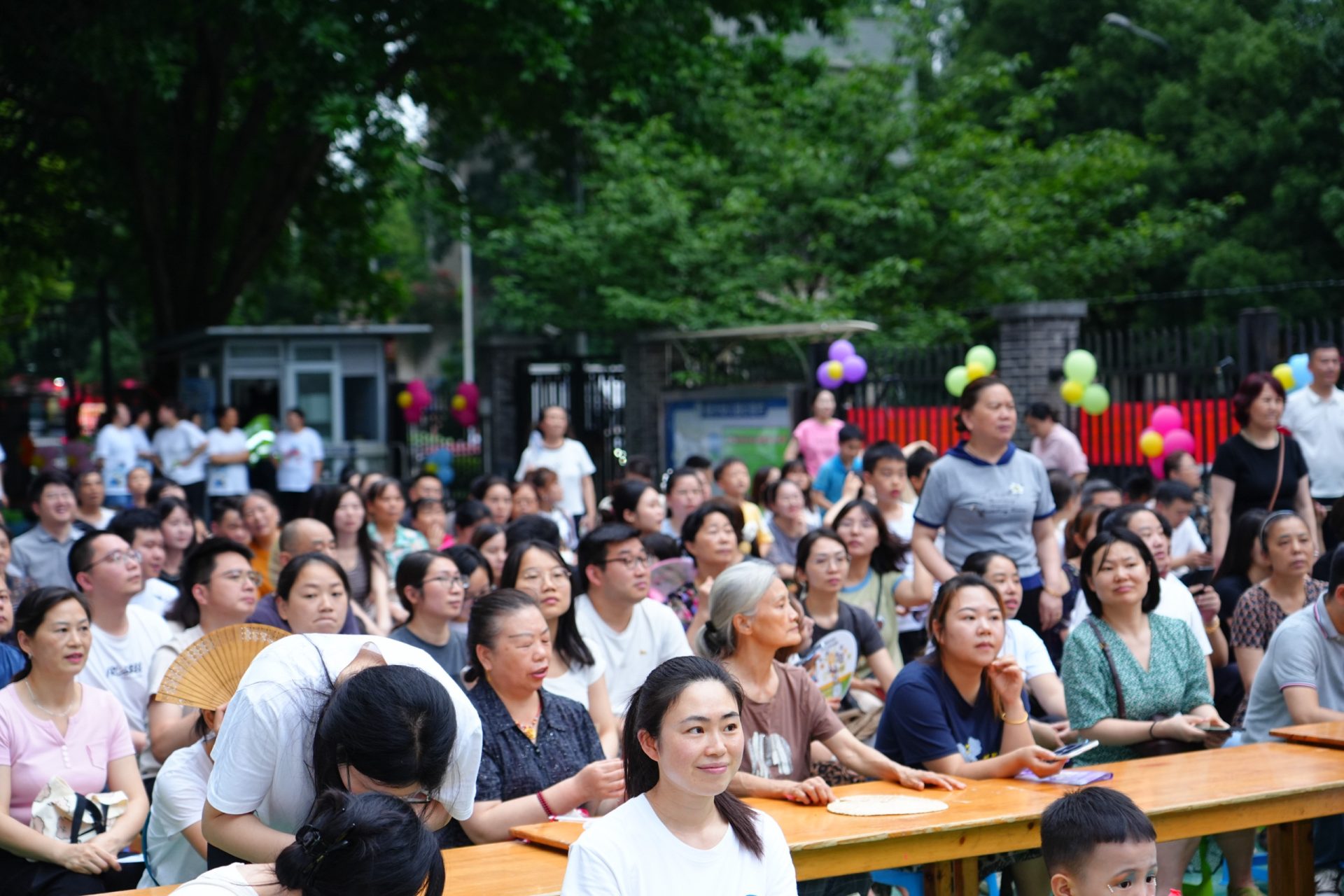 果果在六·一儿童节活动上表演“恐龙舞会”