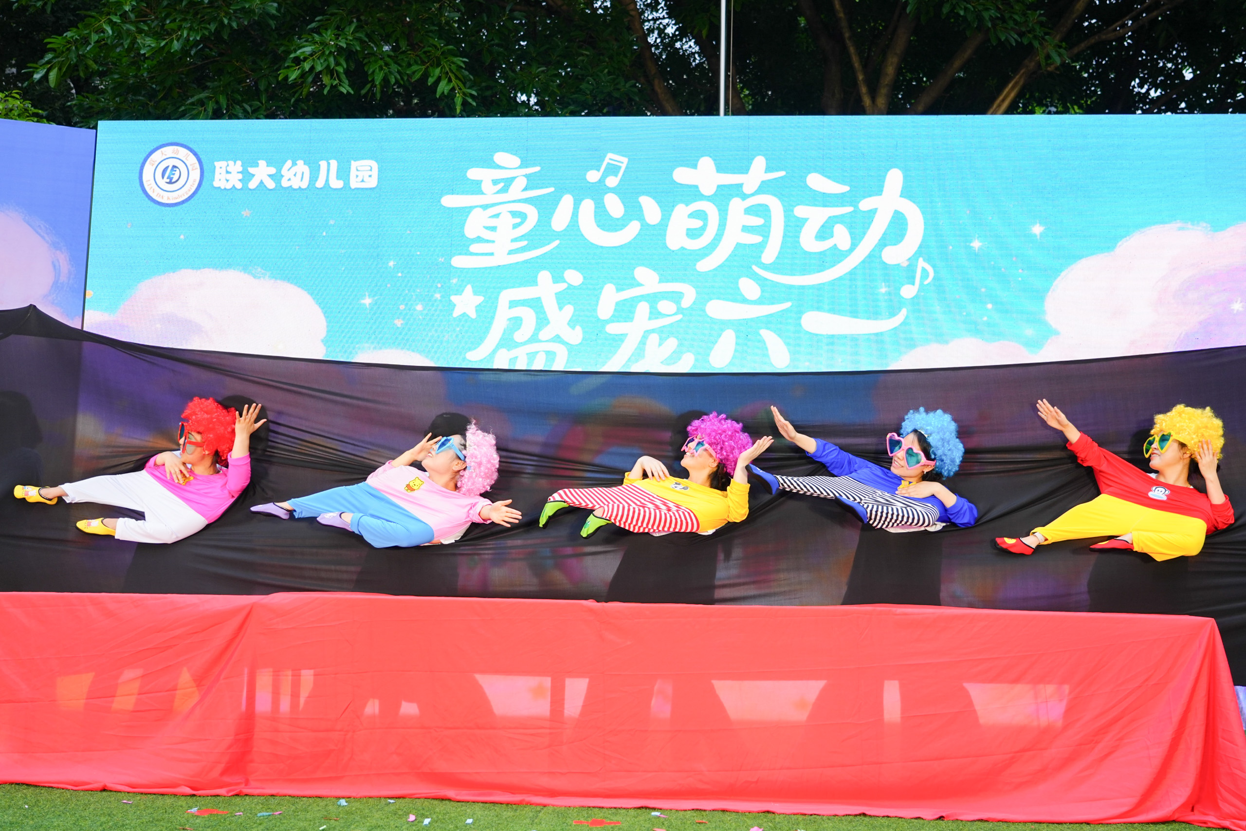 果果在六·一儿童节活动上表演“恐龙舞会”