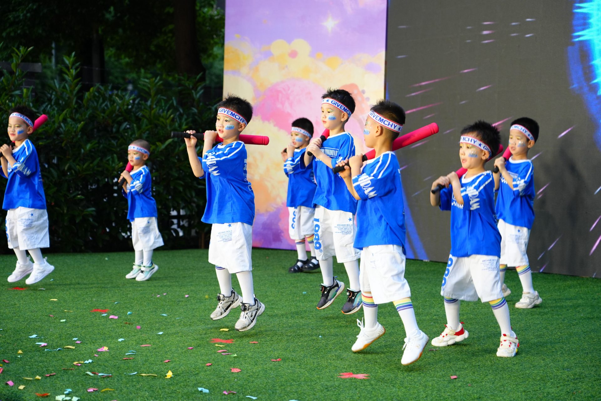 果果在六·一儿童节活动上表演“恐龙舞会”