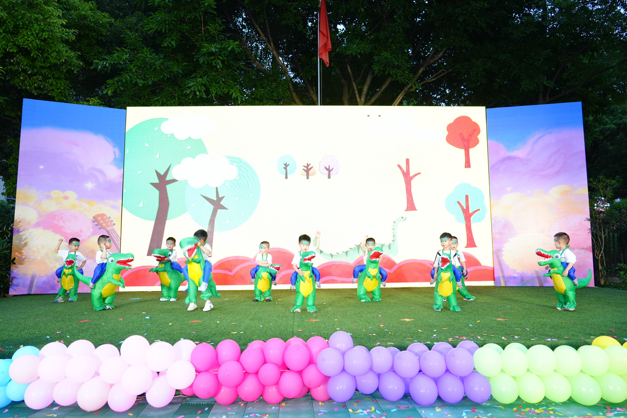 果果在六·一儿童节活动上表演“恐龙舞会”