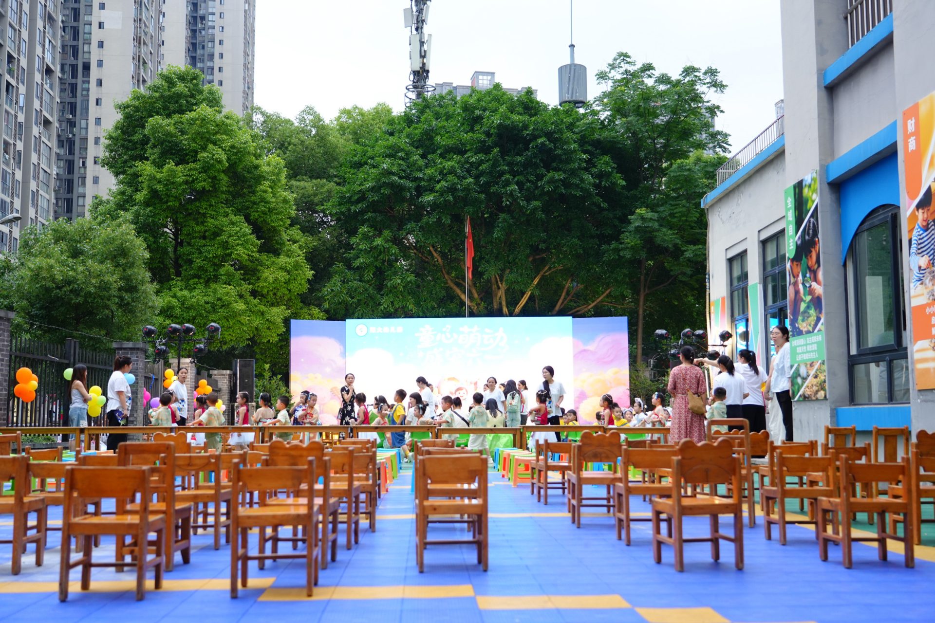 果果在六·一儿童节活动上表演“恐龙舞会”